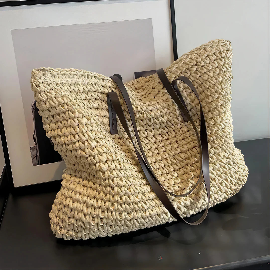 Sac de plage en paille Liora avec lanières en cuir brun, tote en paille élégante