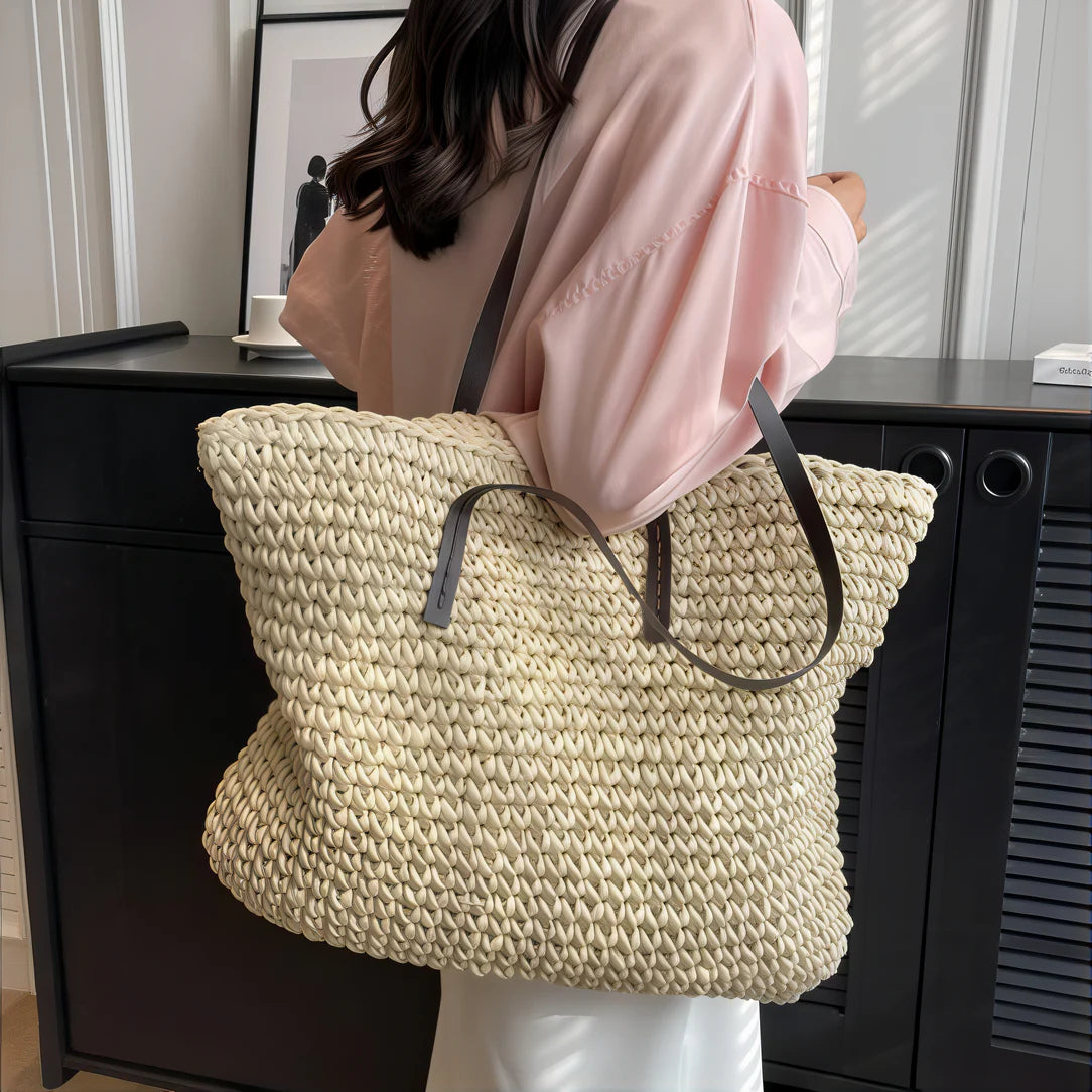 Sac de plage en paille Liora avec lanières en cuir, élégant et tendance