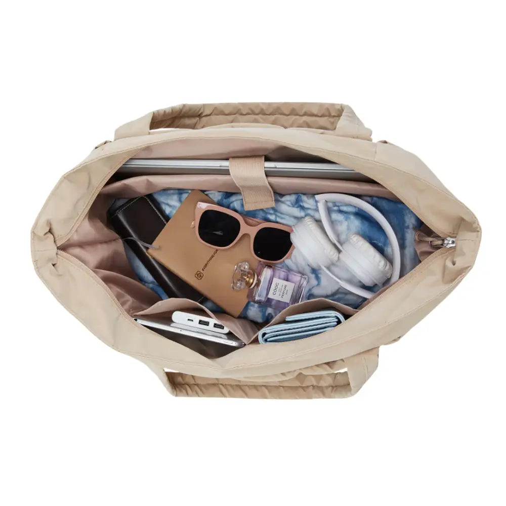 Sac fourre-tout Moka beige ouvert avec divers contenus, style pratique et chic