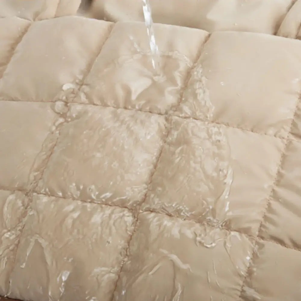 Alt text pour sac fourre-tout Grand Sac Fourre-Tout Moka en tissu beige résistant à l’eau