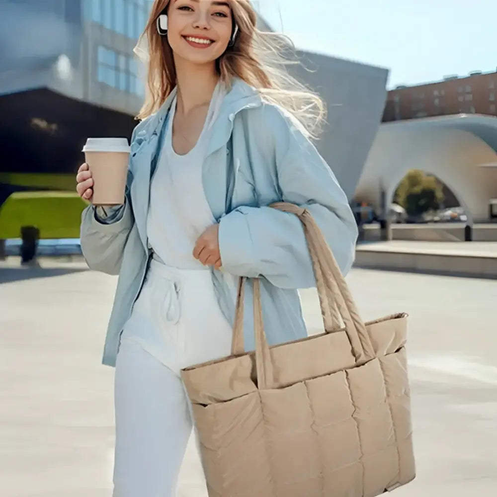 Grand sac fourre-tout Moka en beige matelassé, élégant et pratique pour tous les jours