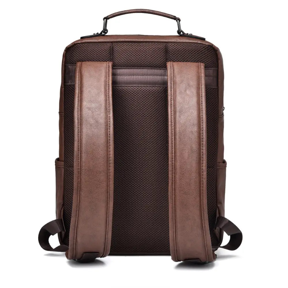 Sac à dos en cuir marron.