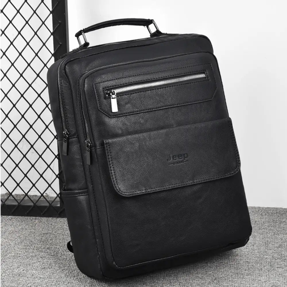 Sac à dos en cuir noir avec compartiments zippés.