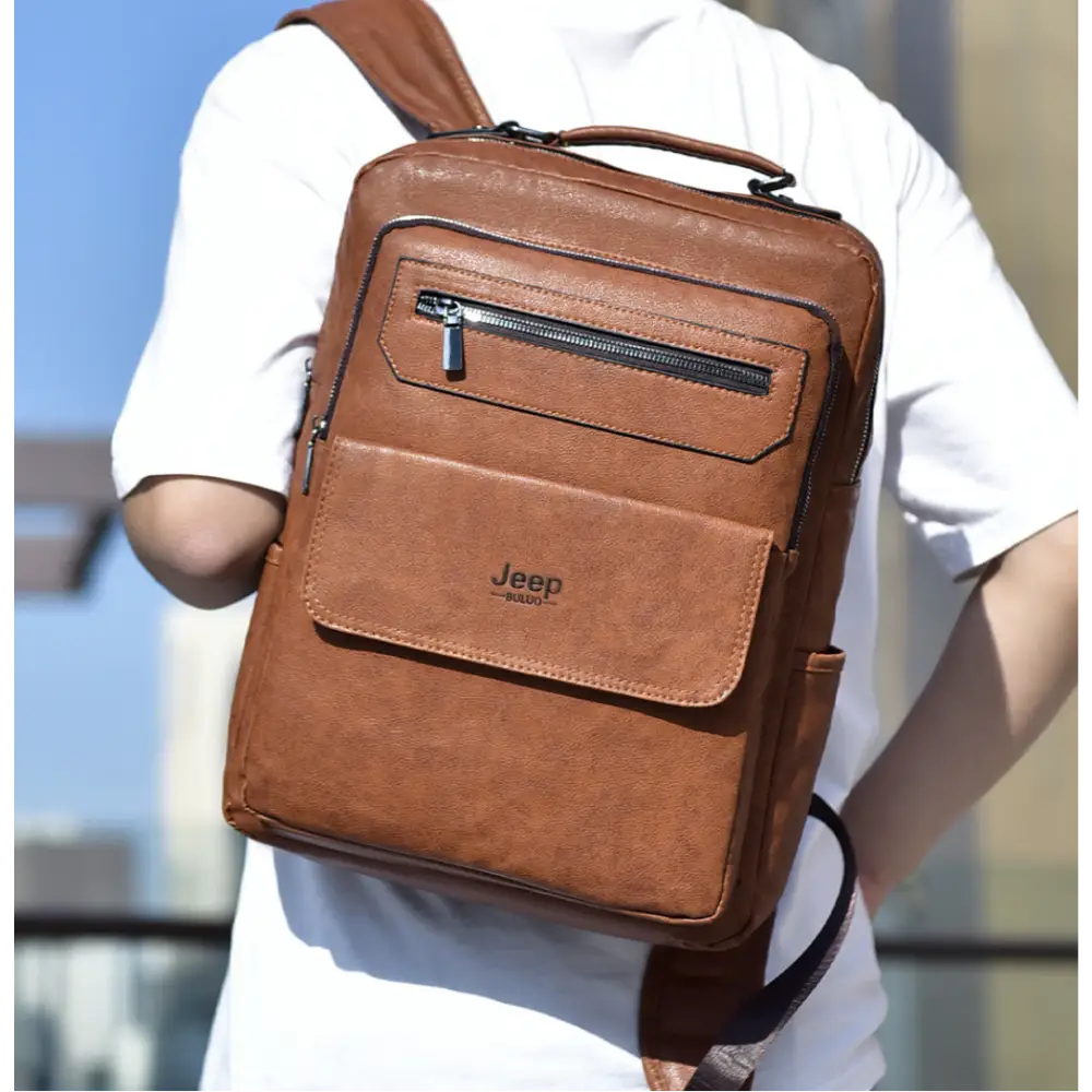 Sac à dos en cuir marron.