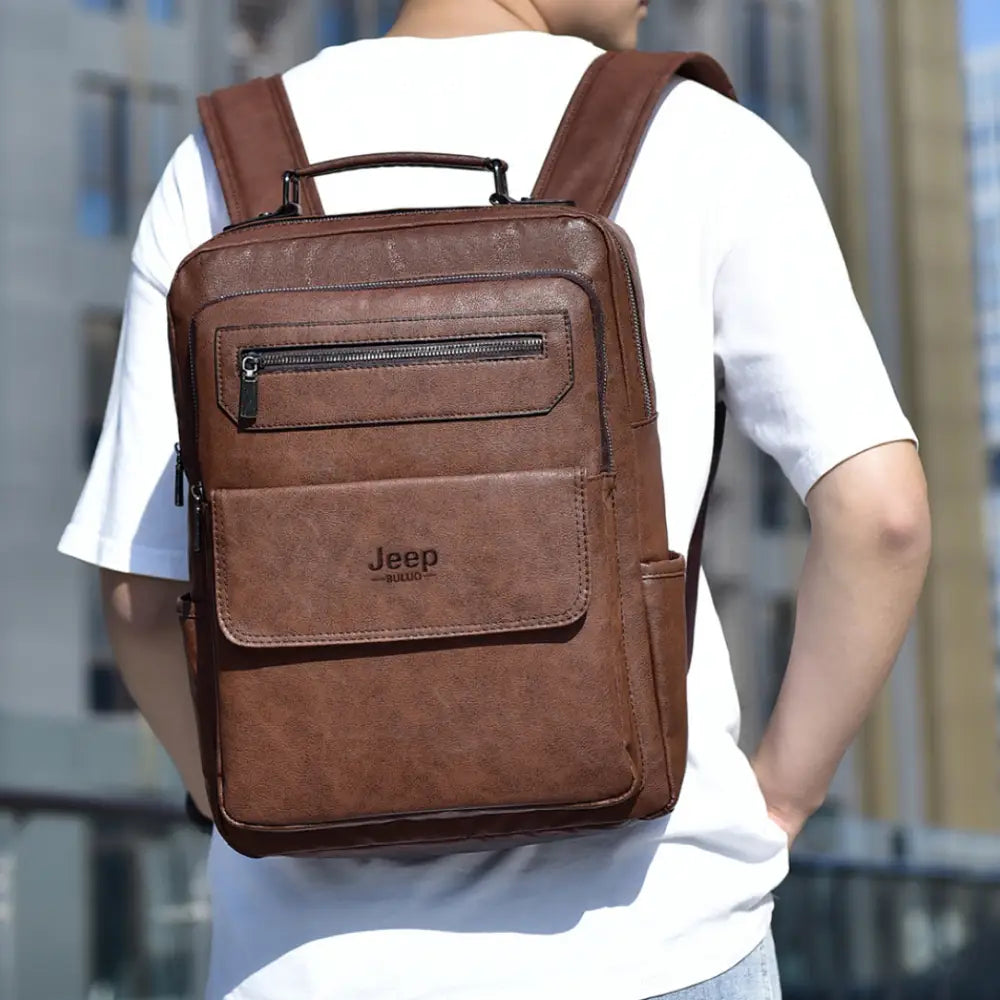 Sac à dos en cuir marron.