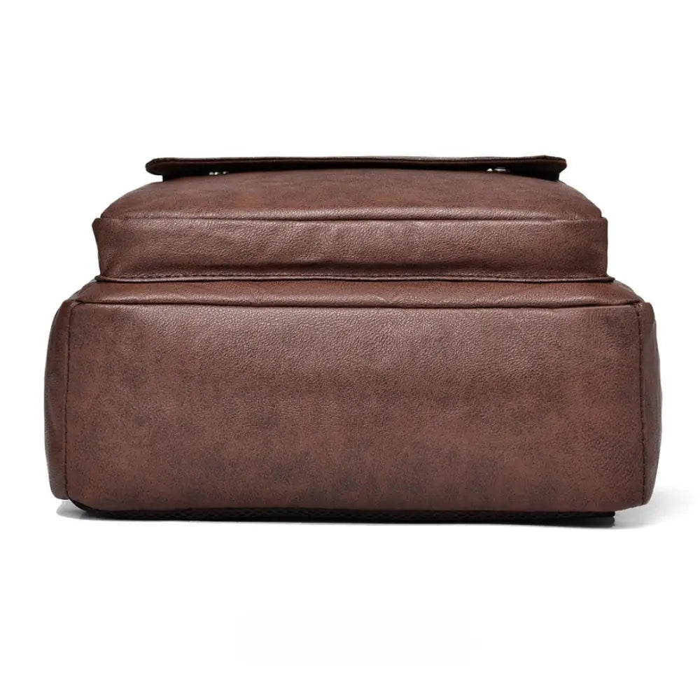 Sacoche en cuir marron.