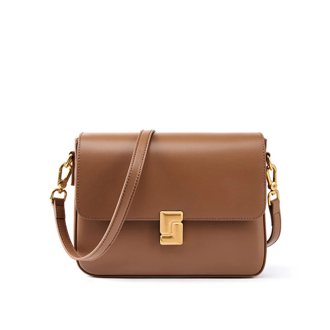 Petit sac en cuir Chanelys avec rabat aimanté, bandoulière en cuir brun et ferrures or