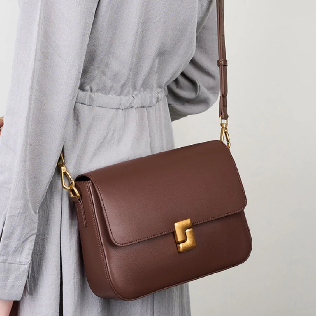 Petit sac en cuir marron avec rabat aimanté et détails en or Tesla Chanelys