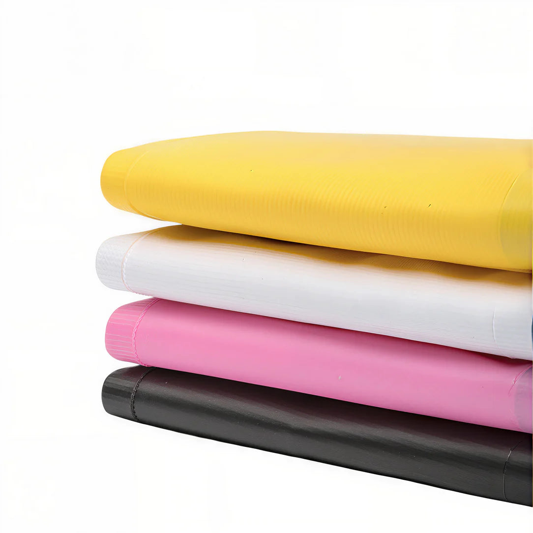 Fabrics colorés empilés, idéal pour trajets urbains, dans le petit sac étanche Copozz S