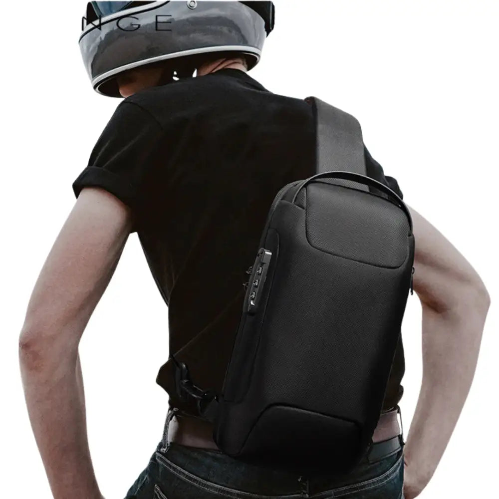 Sac à dos en bandoulière noir avec serrure à combinaison.