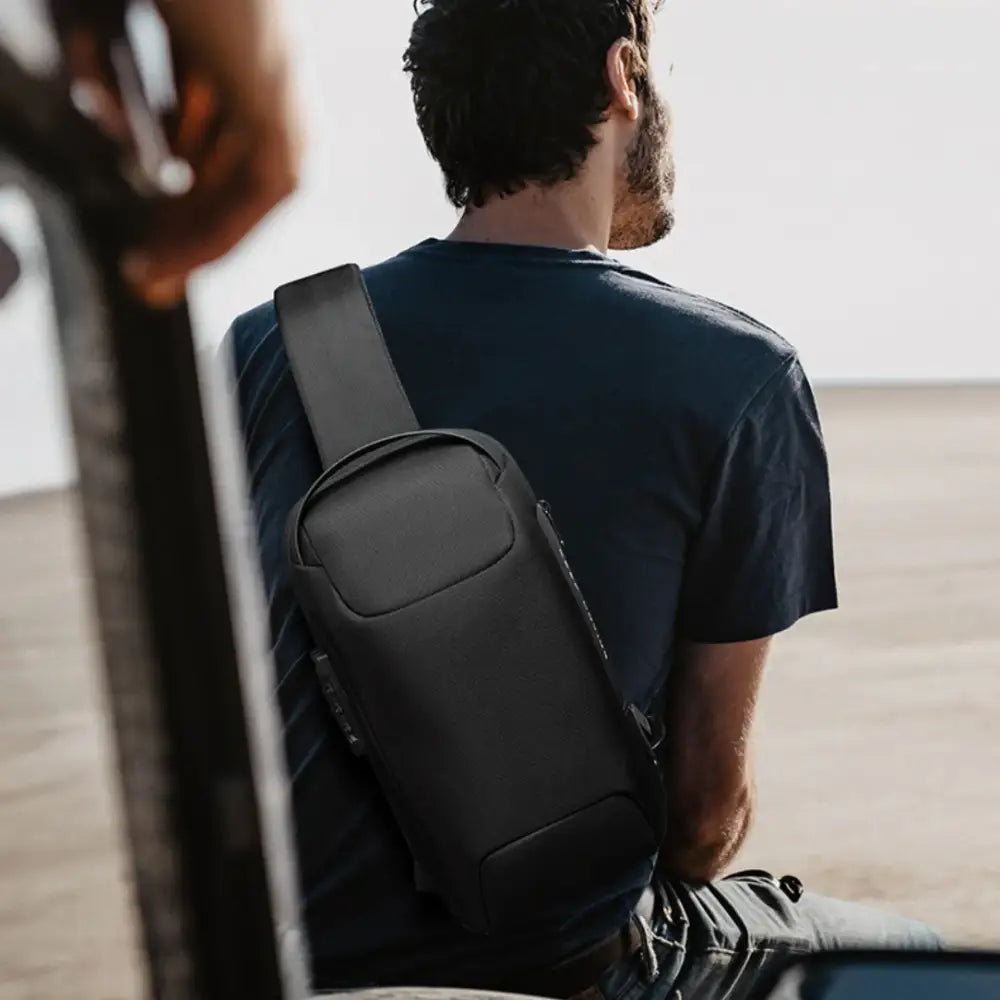 Sac à dos en bandoulière noir.