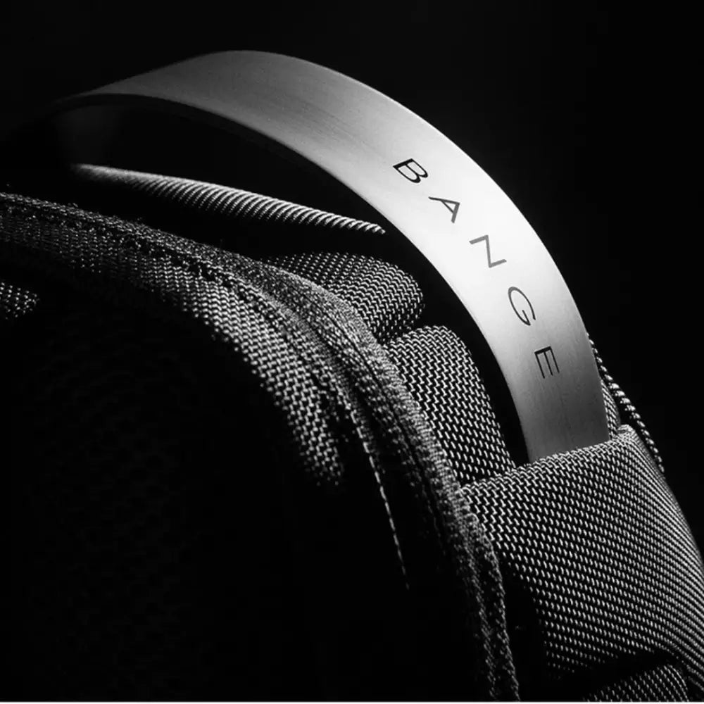 Sac à dos noir texturé avec poignée en métal.