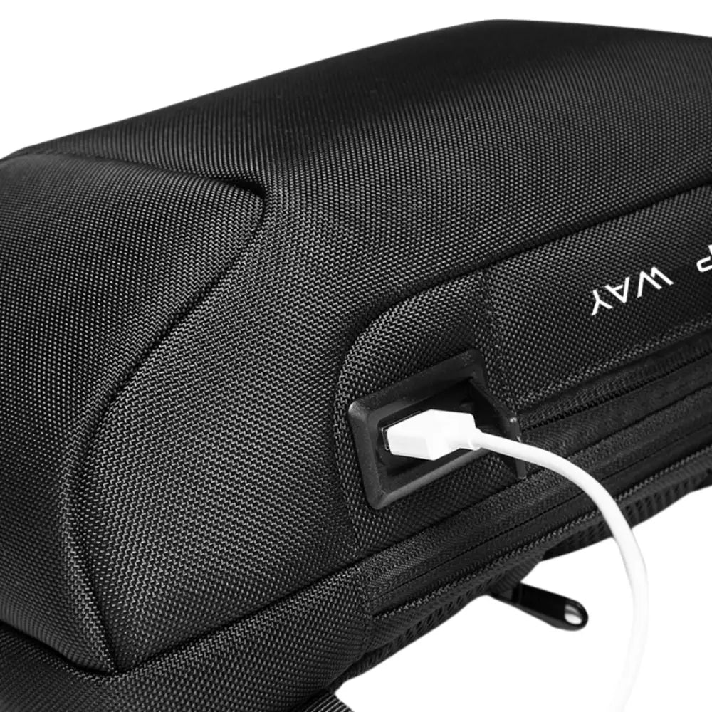 Sac à dos en tissu noir avec port USB.