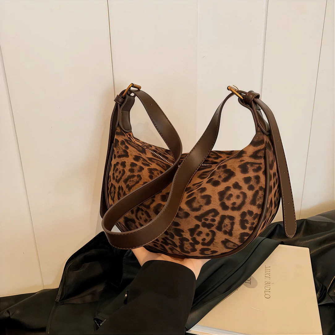 Alt texte d’image montrant un sac à bandoulière léopard élégant en format compact