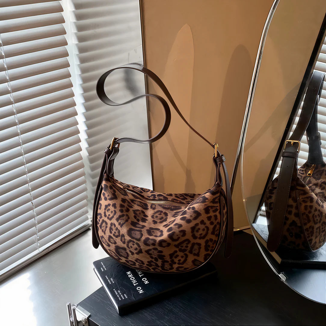 Alt text pour sac à bandoulière léopard élégant : sac à bandoulière léopard, format compact