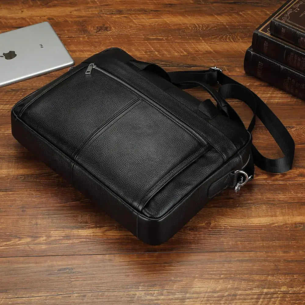 Sac messager en cuir noir.