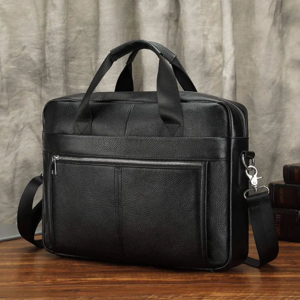 Porte-documents en cuir noir avec bandoulière.