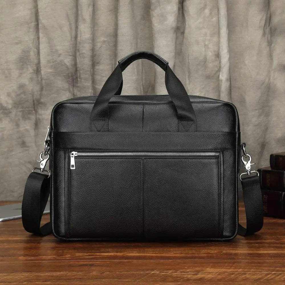 Porte-documents en cuir noir avec bandoulière.
