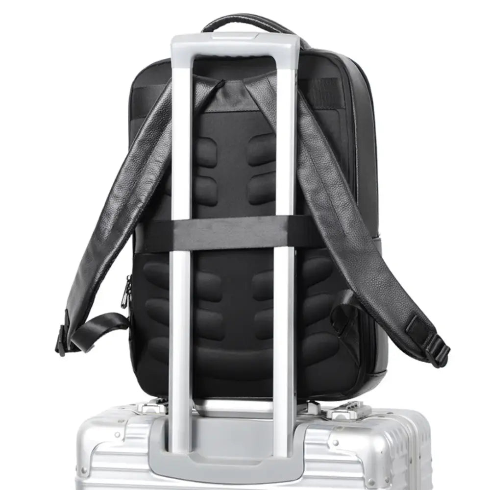 Sac à dos cuir noir homme sur luggage, style élégant et pratique pour homme