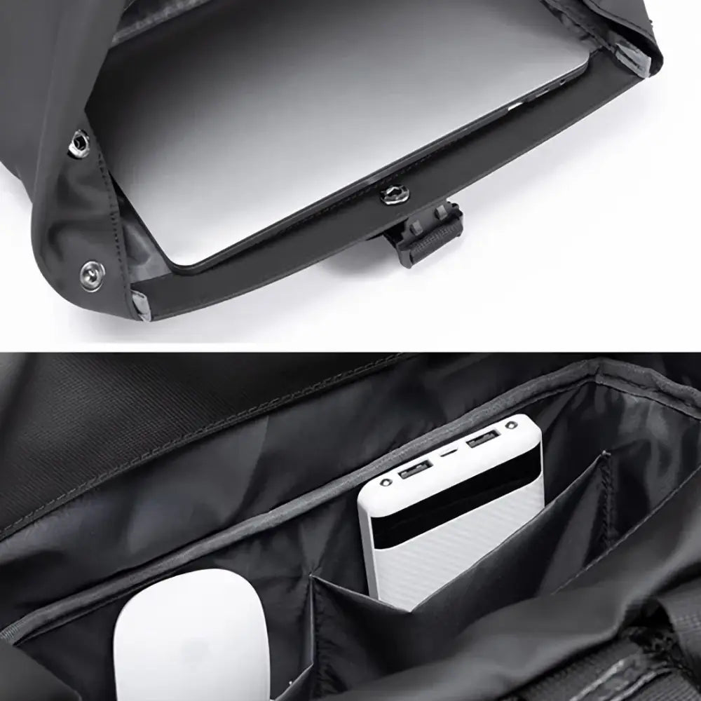 Sac à dos noir ouvert avec ordinateur portable, souris et banque d’alimentation.