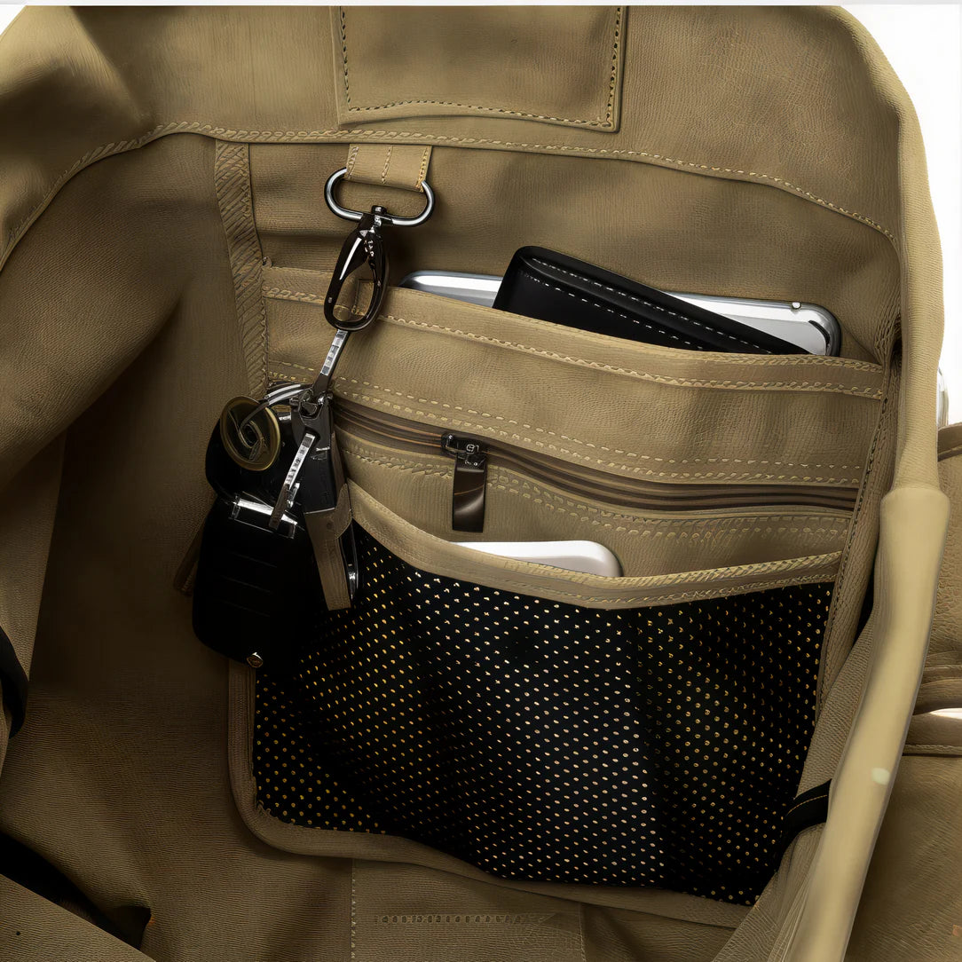 Intérieur beige du sac à dos de voyage vintage au style rétro affirmé