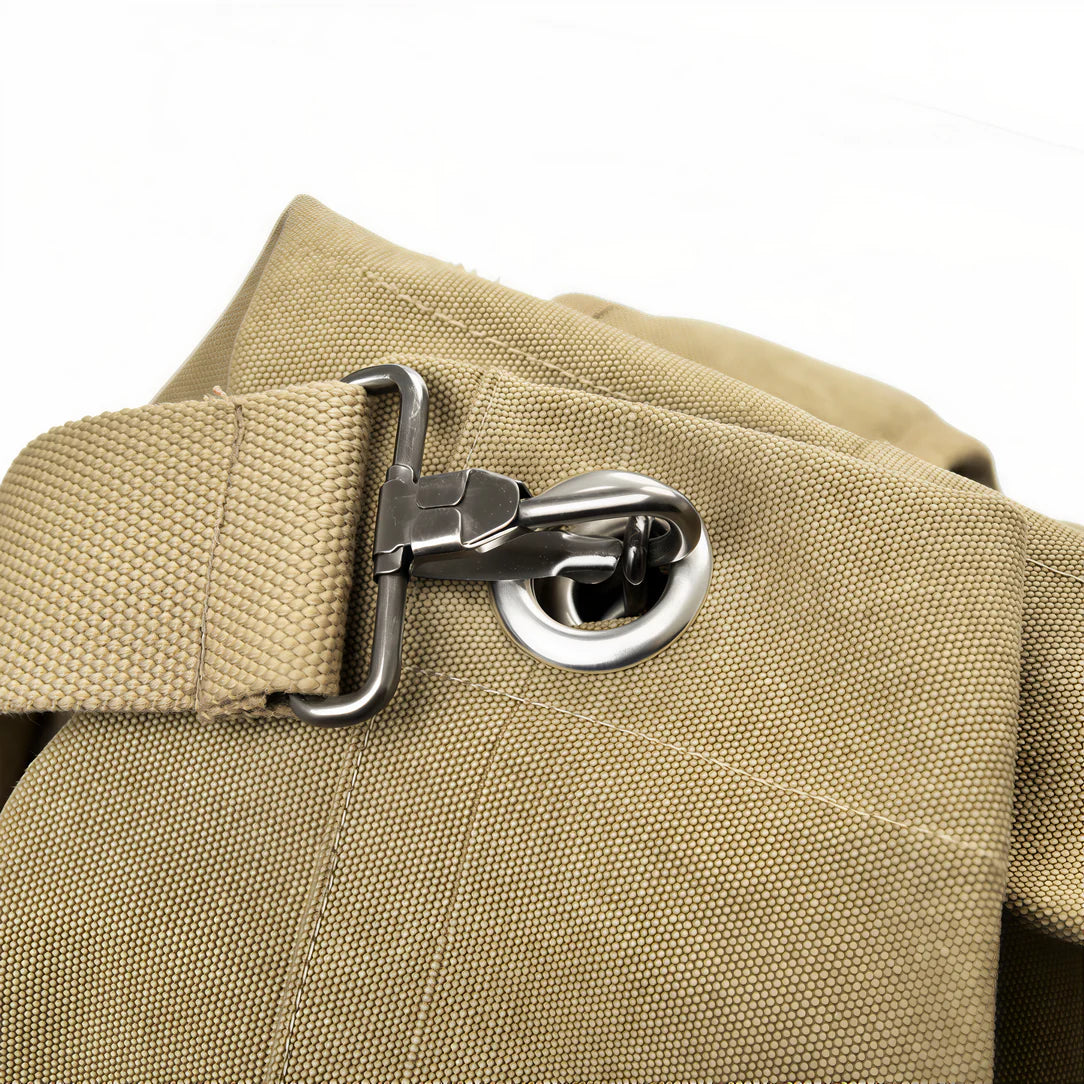 Sac à dos de voyage vintage en toile kaki avec hardware métallique, style rétro affirmé