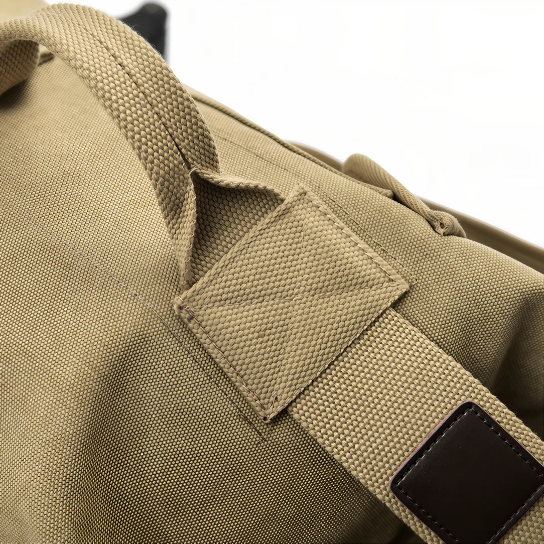 Détail du sac à dos de voyage vintage en toile kaki pour un style rétro affirmé