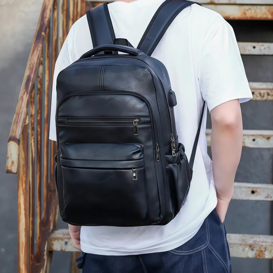 Sac à dos en cuir Kavren noir avec port USB pour un style pratique et élégant