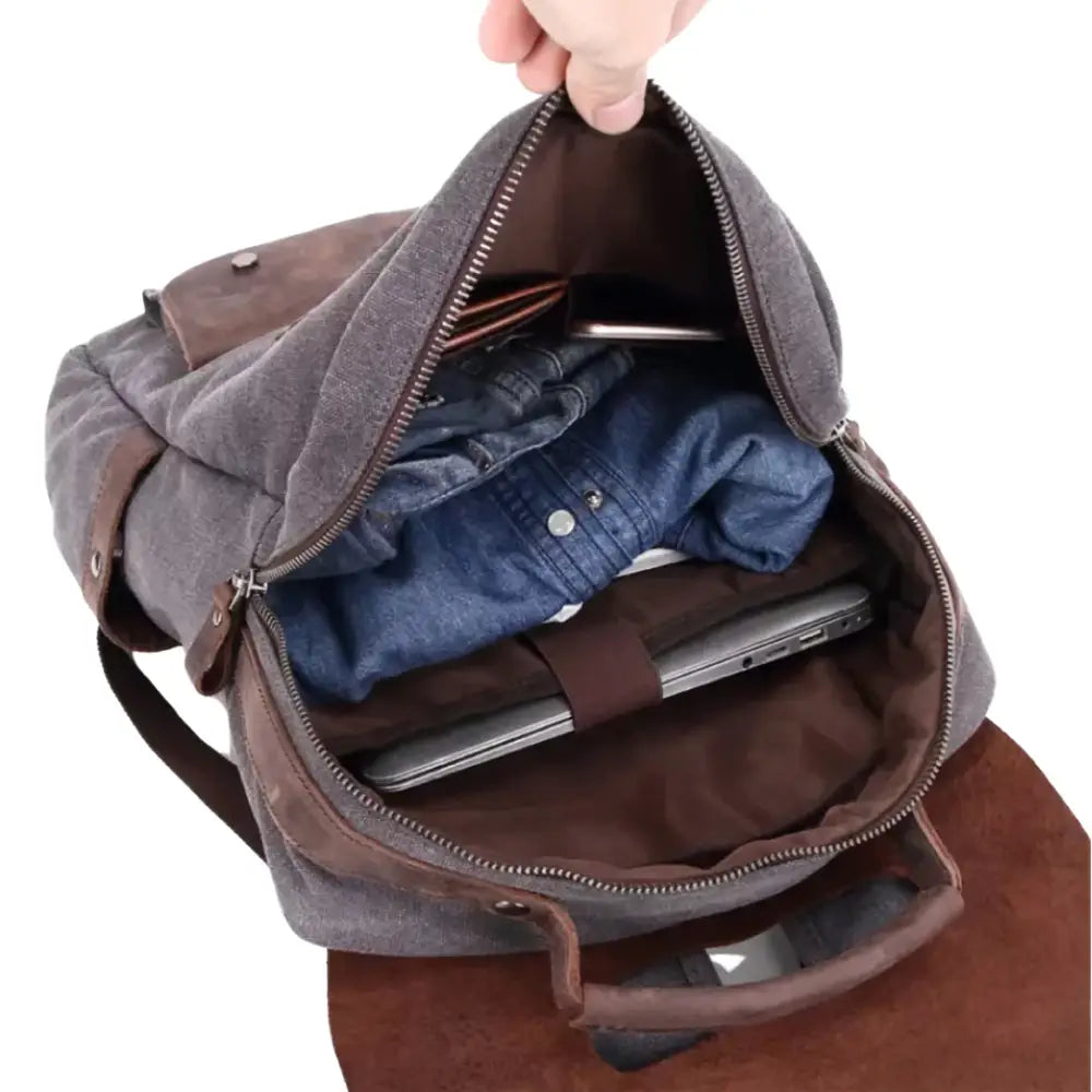 Sac à dos en cuir vintage Mirabeau ouvert avec contenu visible, style élégant et pratique