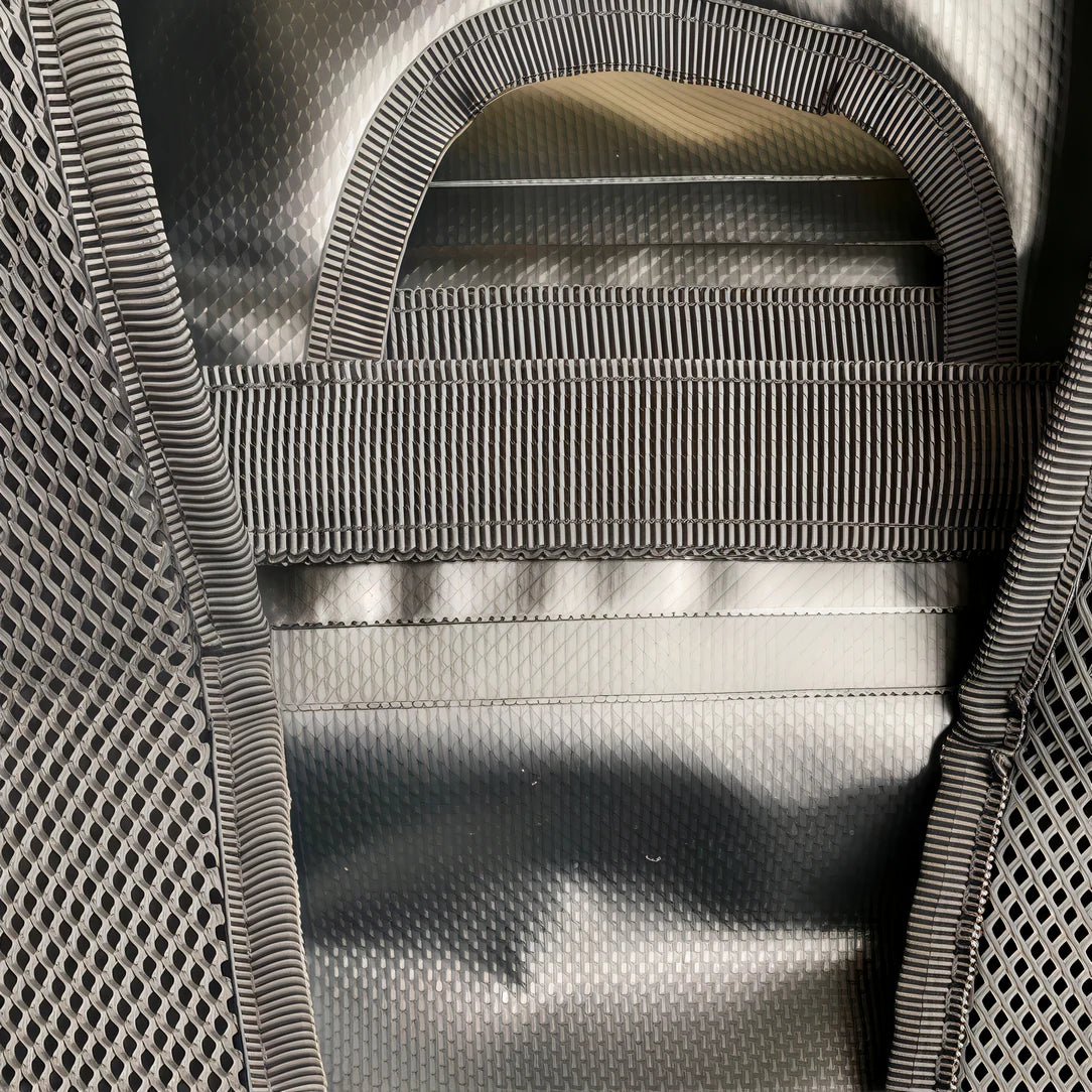 Détail du sac à dos étanche 25L avec texture noire pour un style robuste
