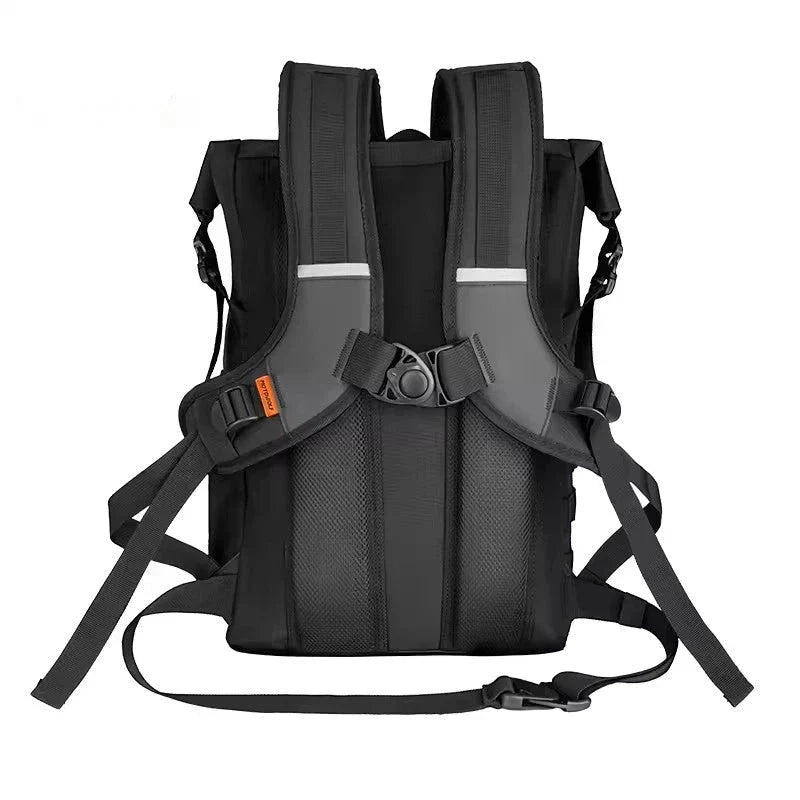Sac à dos noir avec bretelles rembourrées.