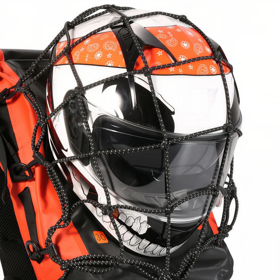 Casque de moto sécurisé avec filet cargo sur le Sac à dos étanche MotoWolf 30L roll top
