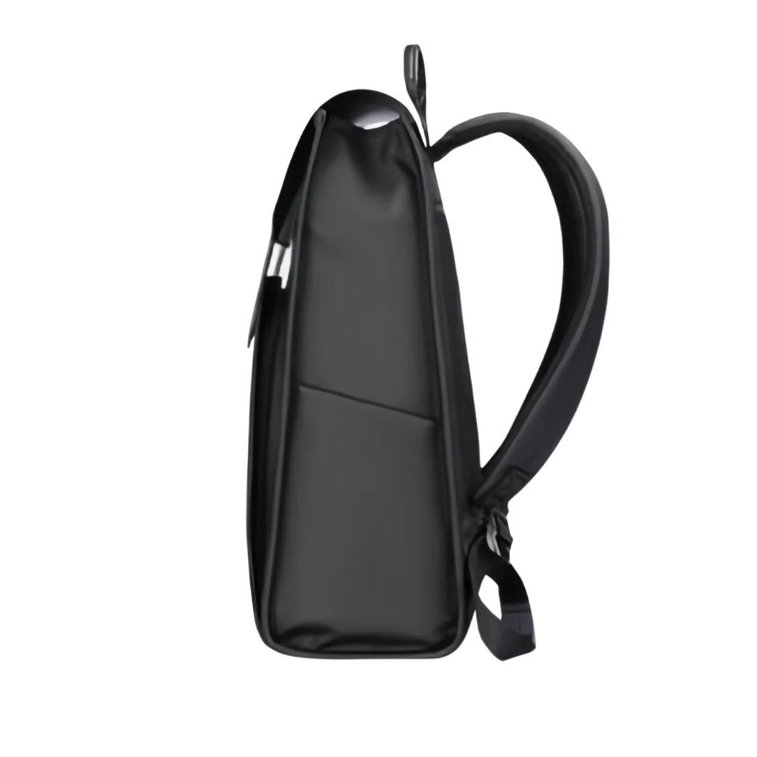 Sac à dos noir avec bretelles.