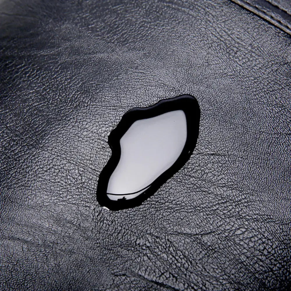 Goute d’eau sur surface texturée noire du Sac à dos homme en similicuir Ebonor