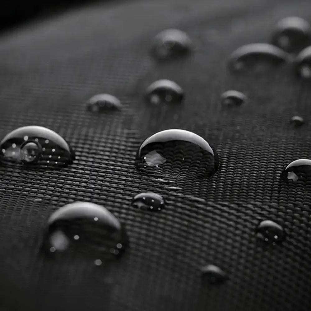 Gouttes d’eau sur le tissu noir du Sac à dos homme travail imperméable RainProof