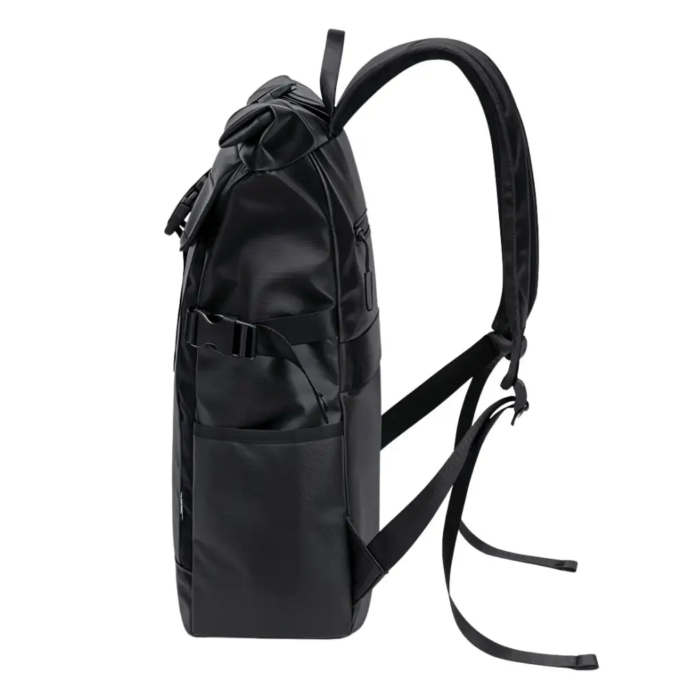 Sac à dos à roulettes noir.