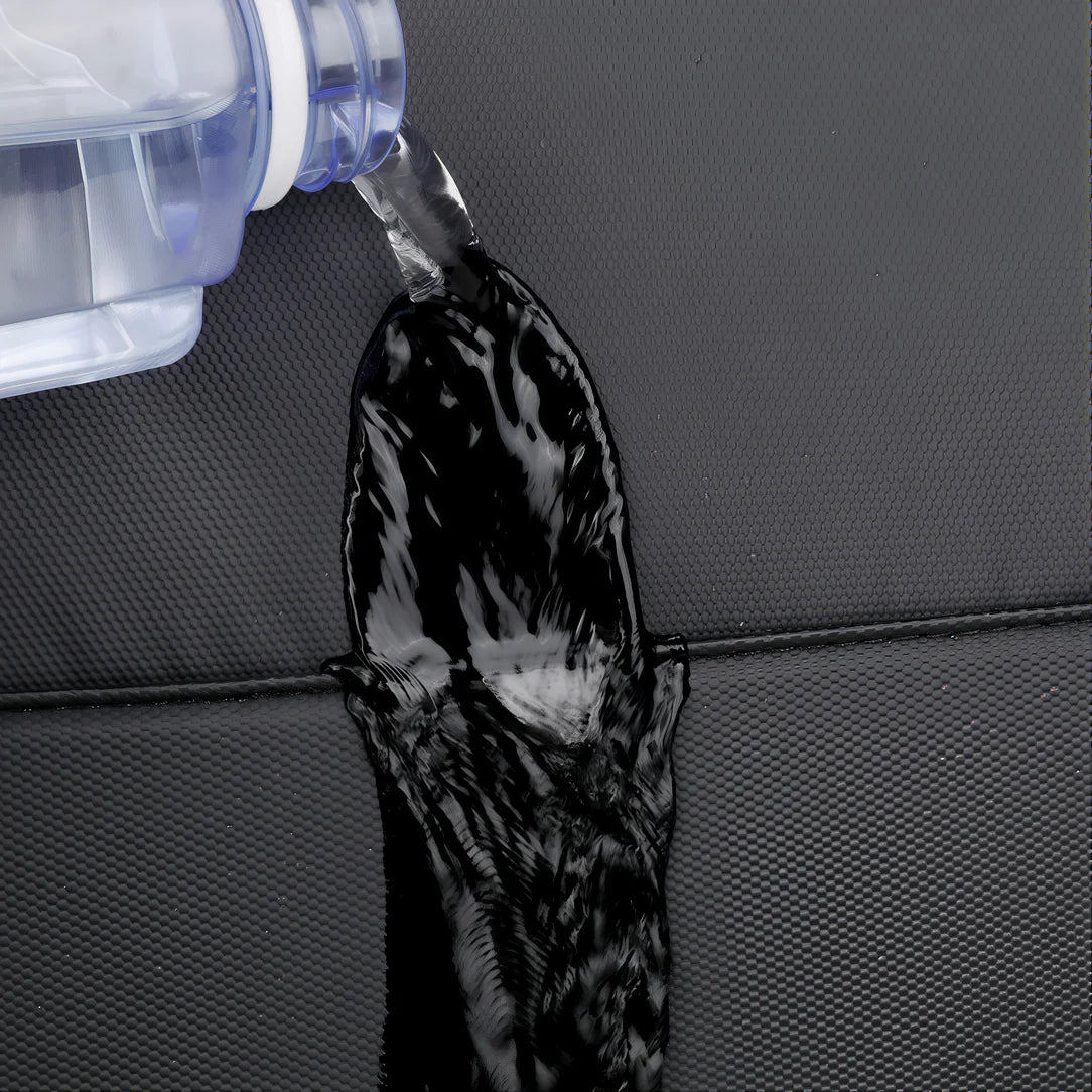 Eau versée sur une surface noire pour le Sac à dos moderne pour ordinateur Straton