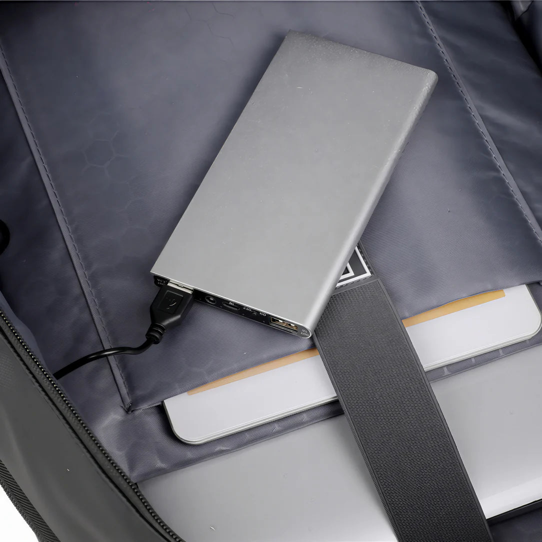 Power bank argenté avec câble noir dans le Sac à dos moderne pour ordinateur Straton