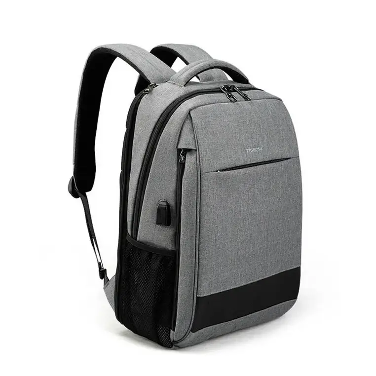 Sac à dos en tissu gris avec des accents noirs.