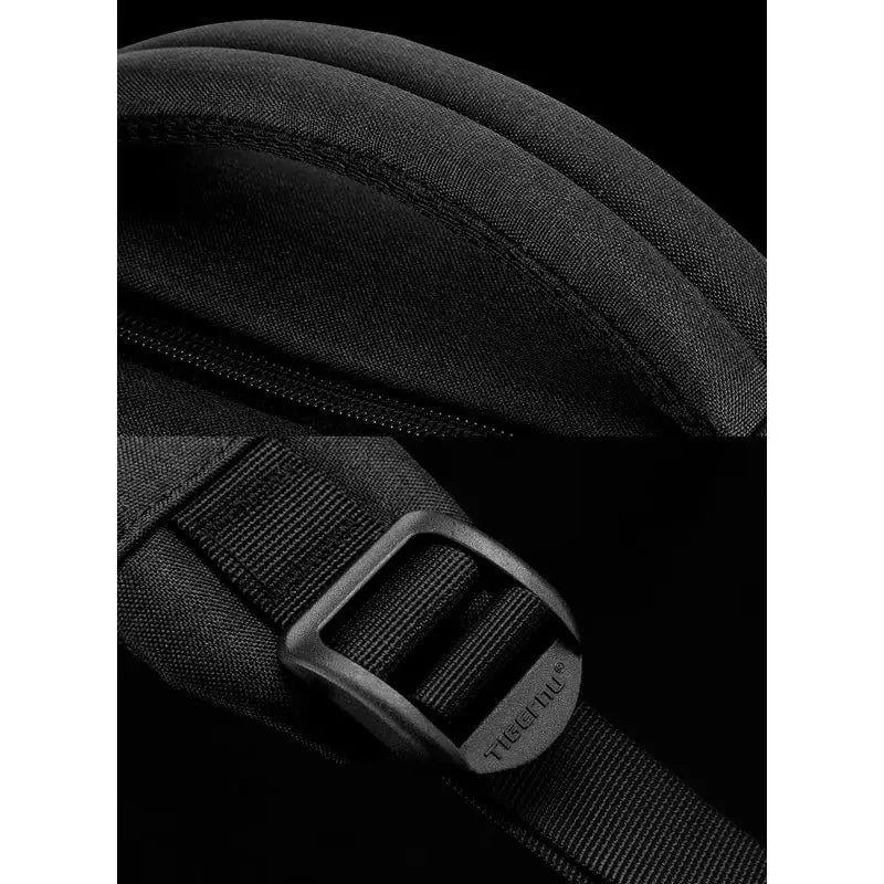 Sac à dos noir avec sangle et rembourrage.