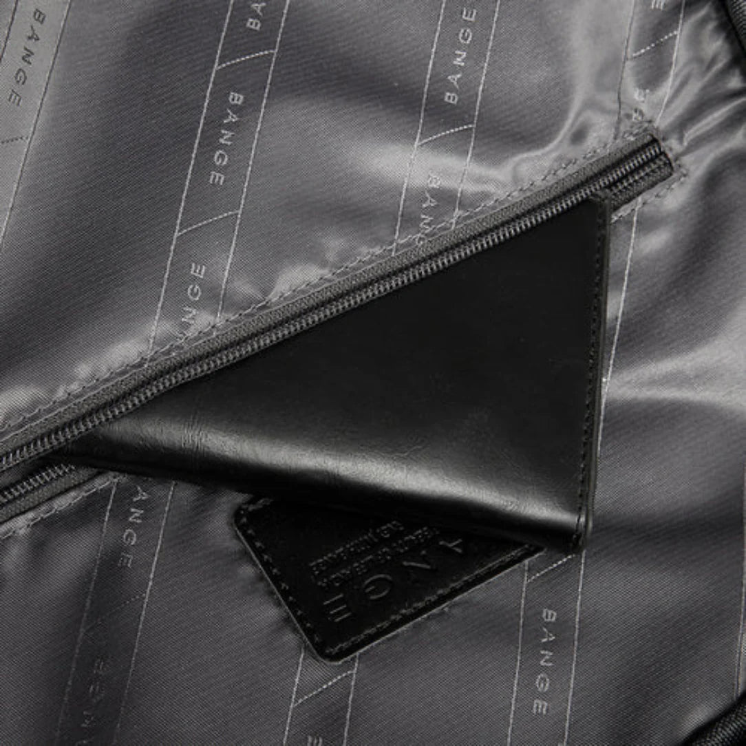 Poche zippée noire.