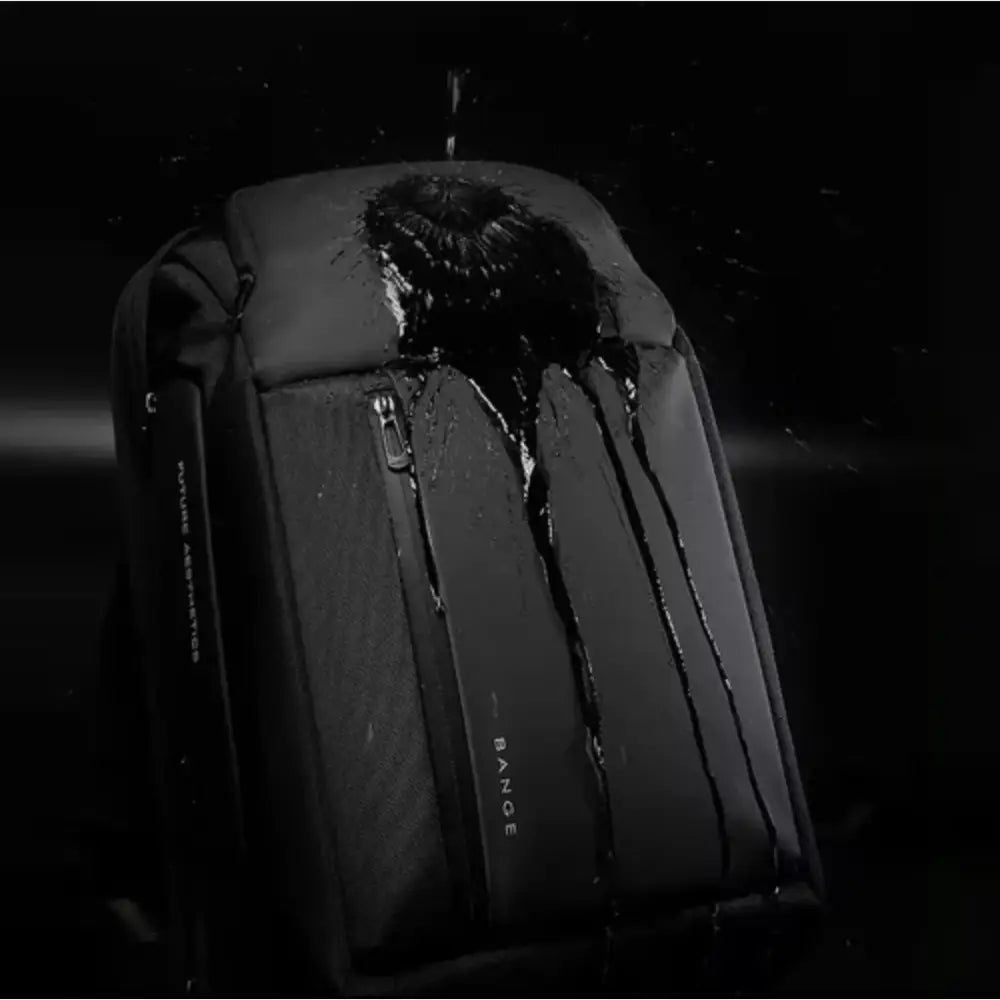 Sac à dos noir imperméable.