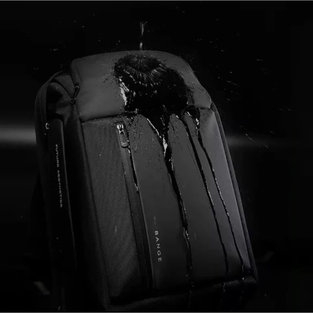 Sac à dos noir imperméable.