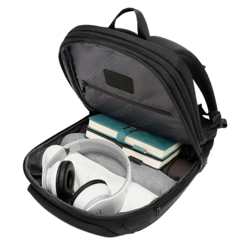 Sac à dos noir ouvert avec son contenu.