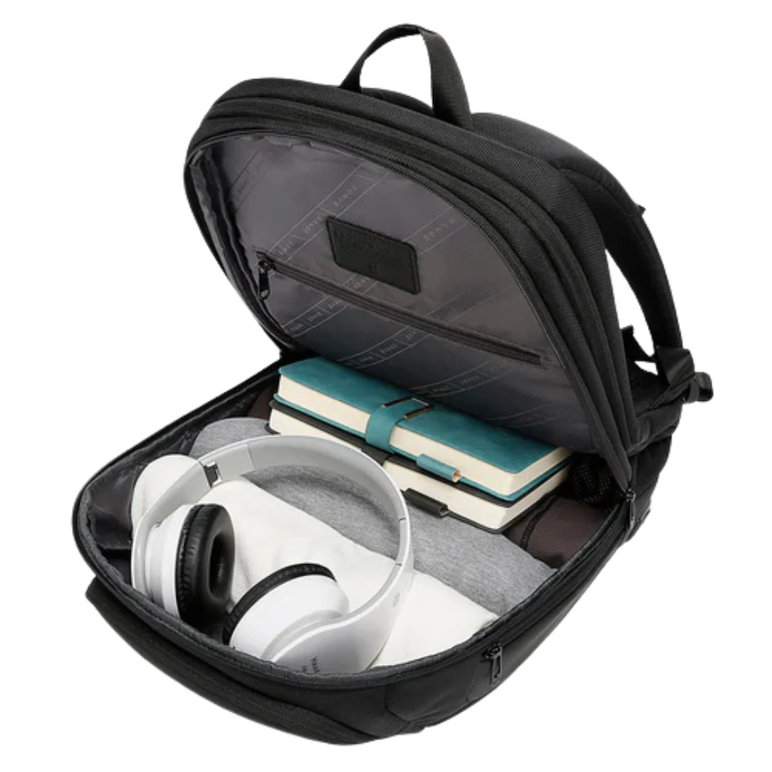 Sac à dos noir ouvert avec son contenu.