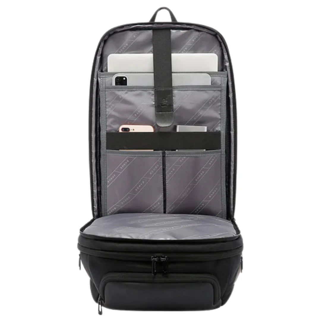 Sac à dos noir ouvert avec poches intérieures.