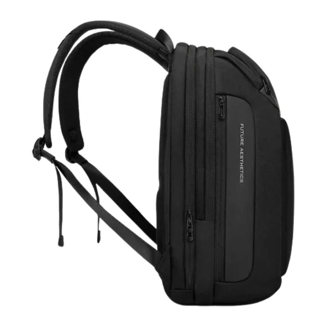Sac à dos noir avec bretelles rembourrées.