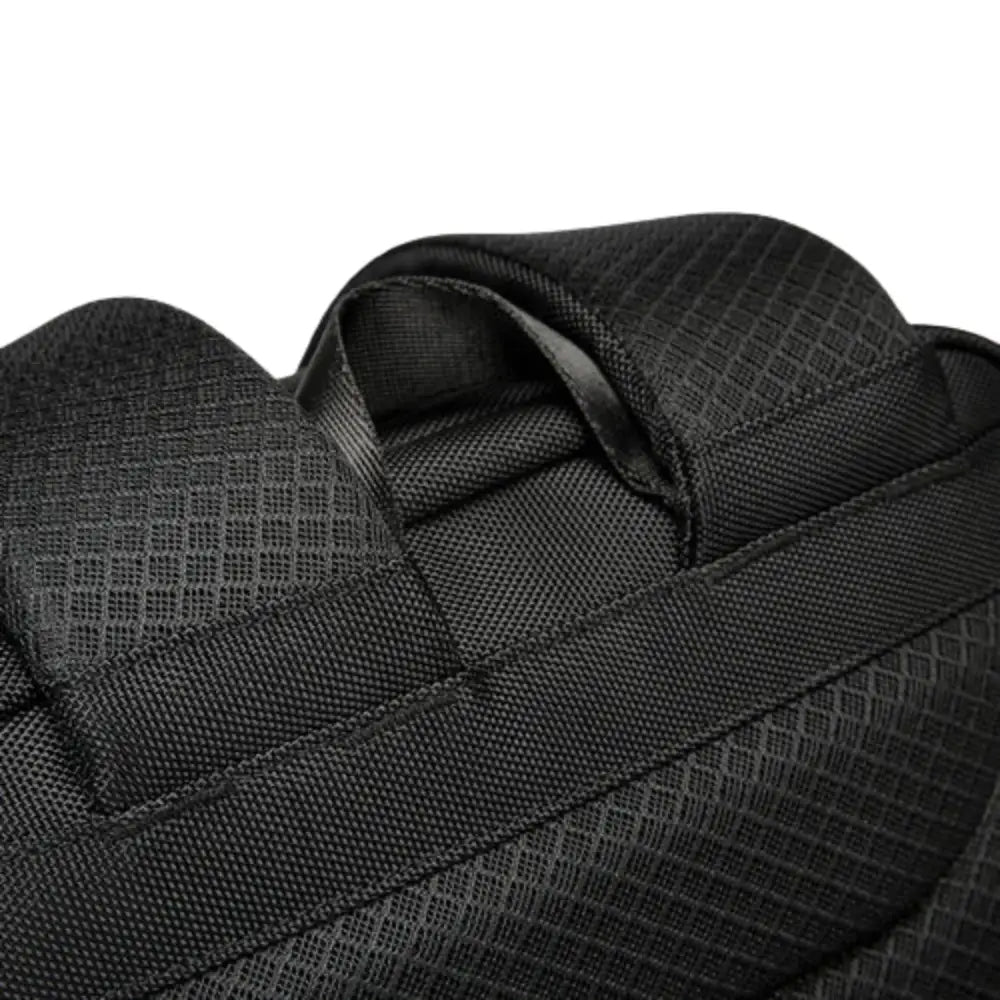 Bretelles de sac à dos texturées noires.