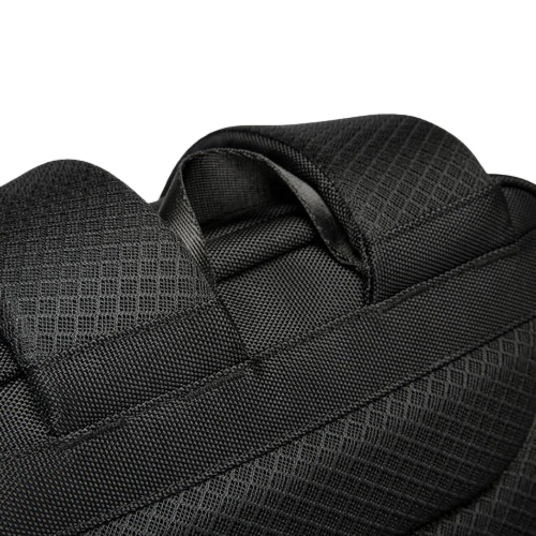 Bretelles de sac à dos texturées noires.