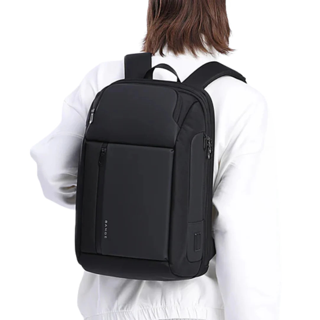 Sac à dos noir porté par une personne.